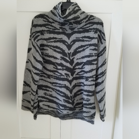 DKNY Zebra Print Turtleneck Sweater Grey /Graphite S - Picture 5 of 12